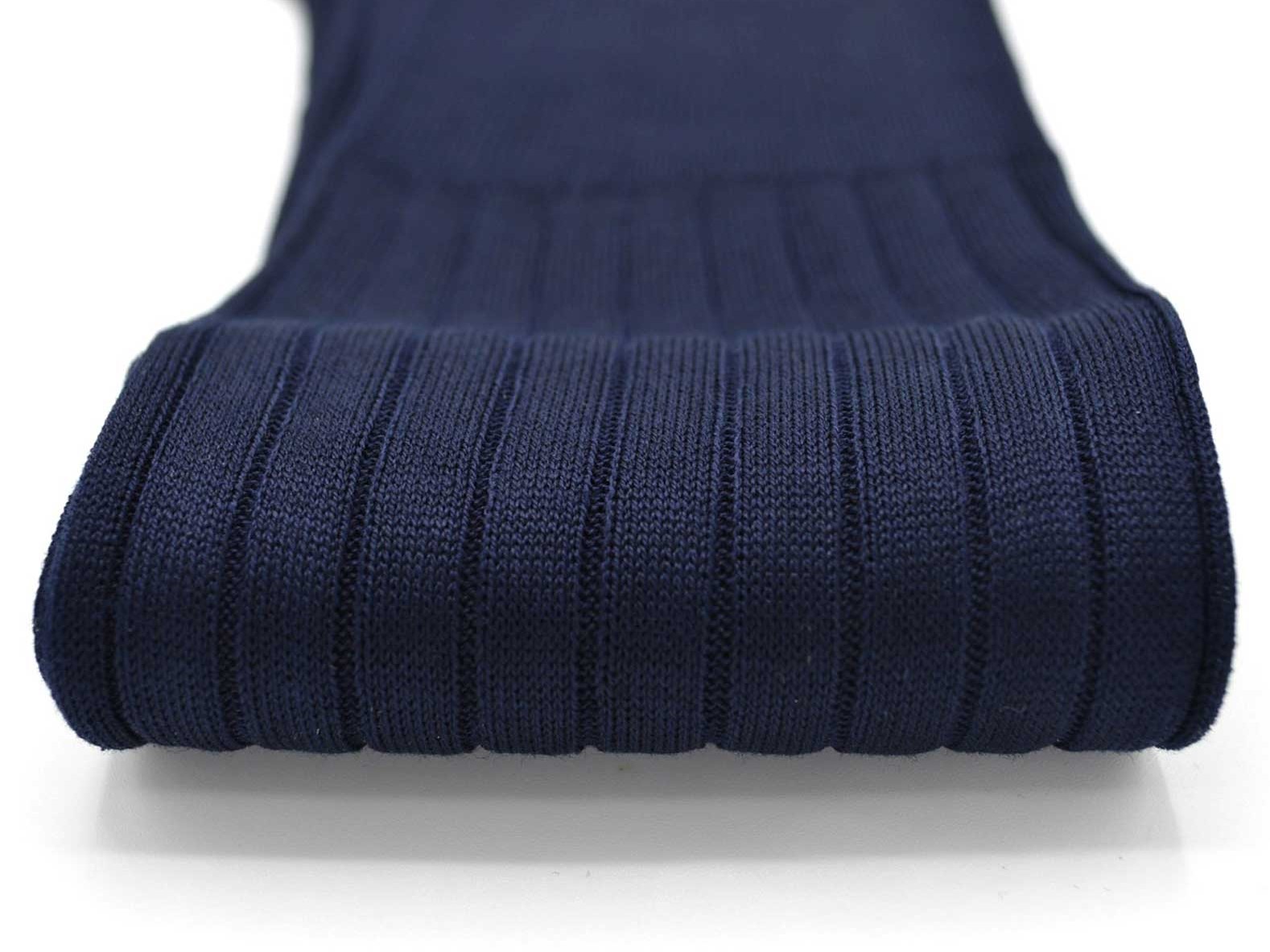 chaussettes-montantes-mi-bas-unies-bleu-marine-en-pur-fil-d'écosse-remaillées-à-la-main-pour-hommes3.jpg